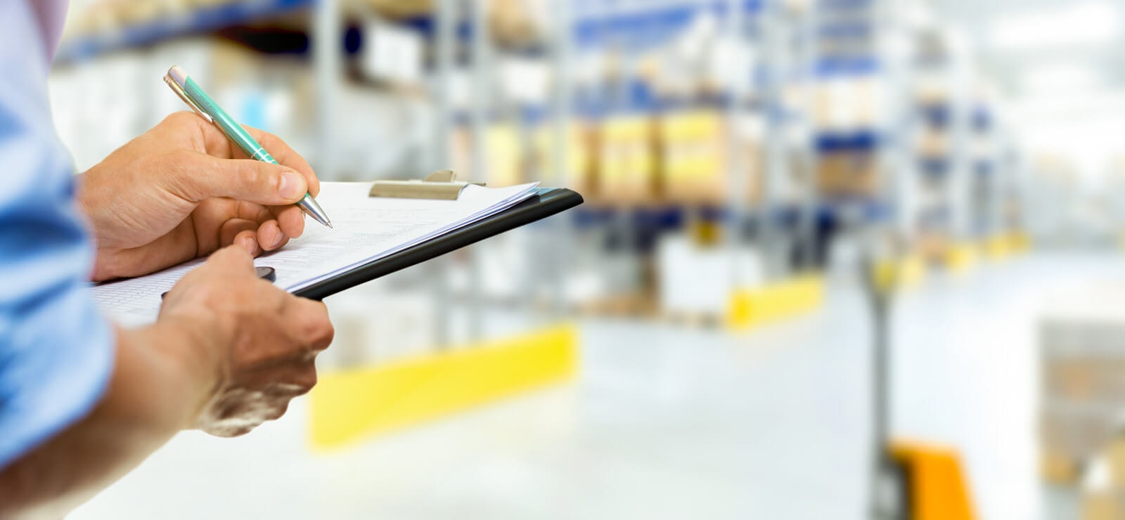 Ein Mann in einem Lager, bei der Kontrolle ob Vorschriften eingehalten wurden