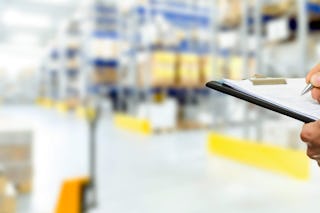 Ein Mann in einem Lager, bei der Kontrolle ob Vorschriften eingehalten wurden