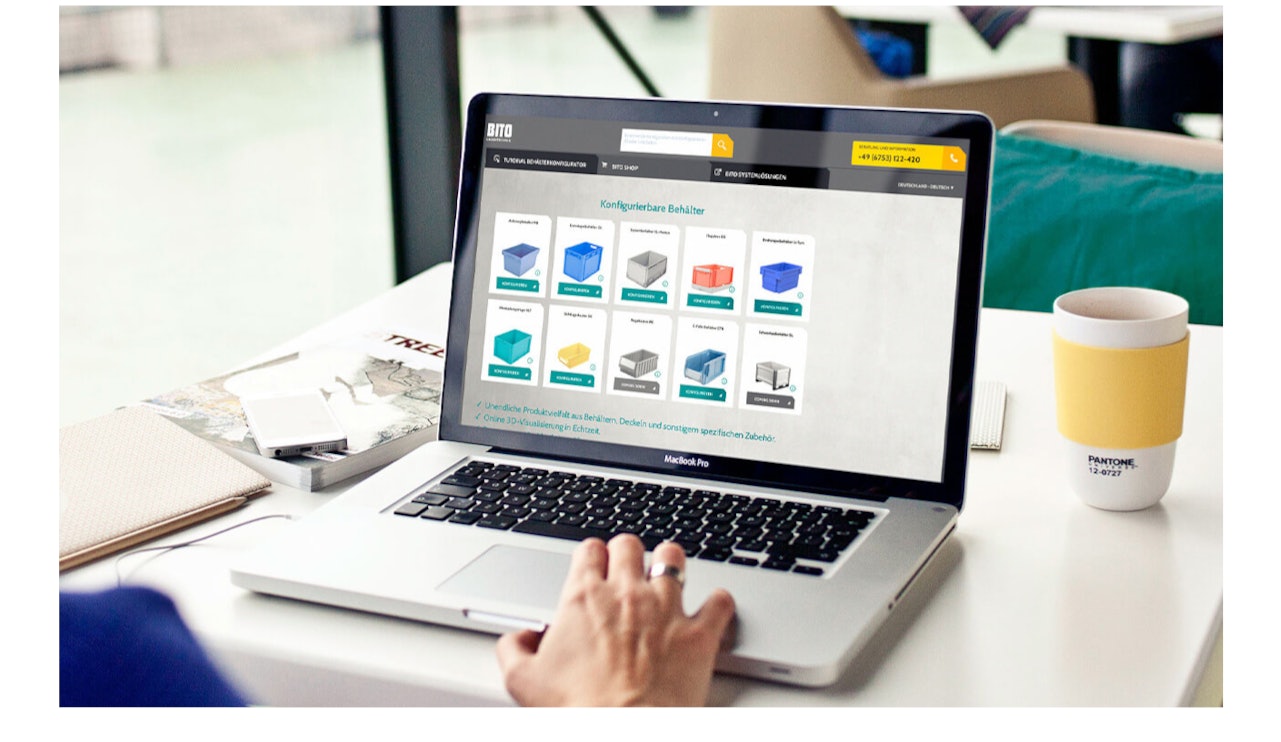 Nahansicht von einer Frau, die sich konfigurierbare Behälter auf ihrem Laptop ansieht.