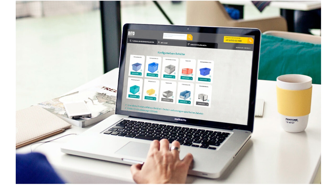 Nahansicht von einer Frau, die sich konfigurierbare Behälter auf ihrem Laptop ansieht.