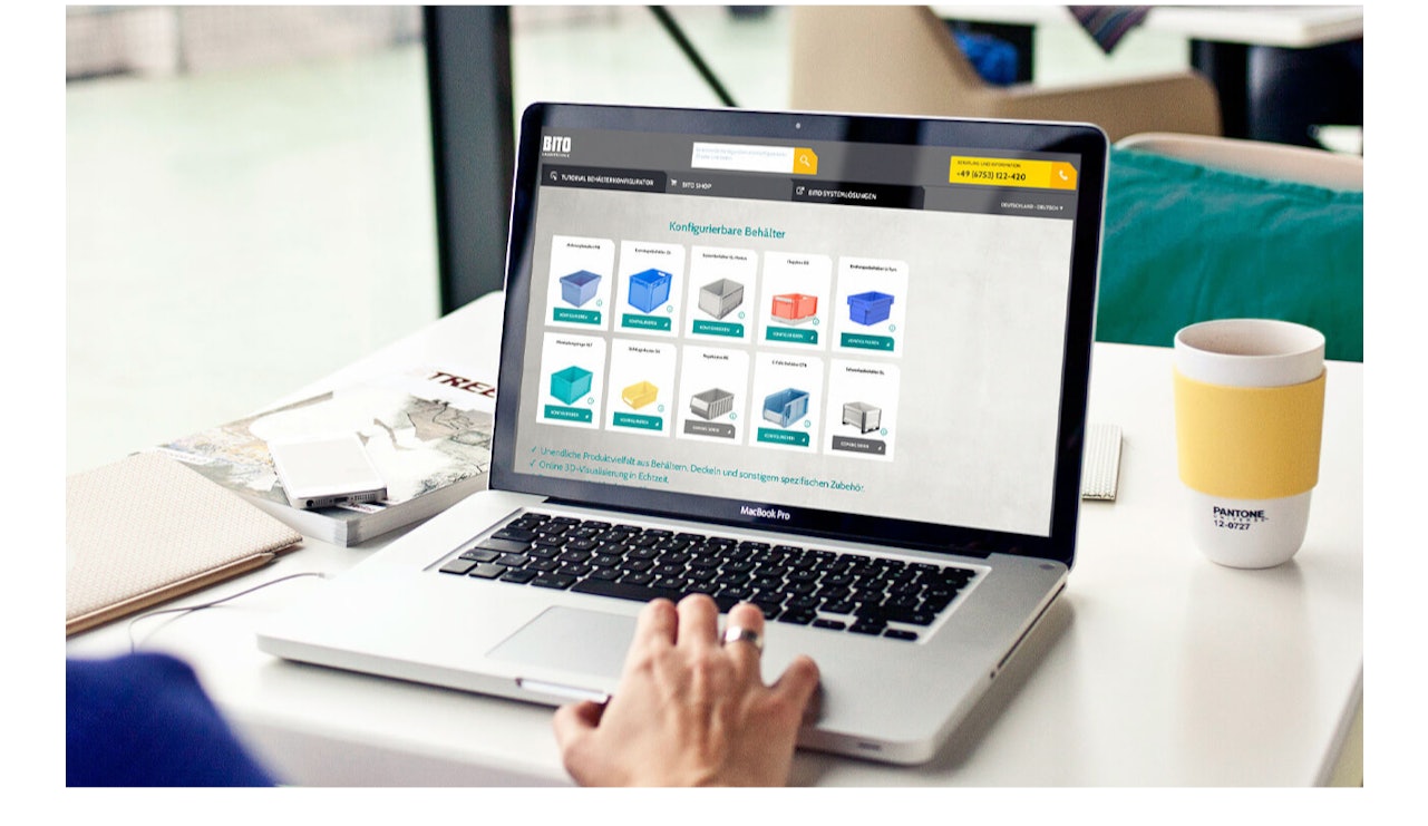 Nahansicht von einer Frau, die sich konfigurierbare Behälter auf ihrem Laptop ansieht.