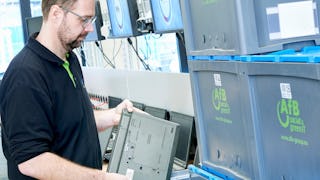 Laptops werden von Mitarbeiter in Behälter mit Speziellem Inlay gepackt.