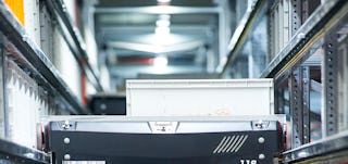 Systembehälter XL Motion im Einsatz in einem automatisierten Lager