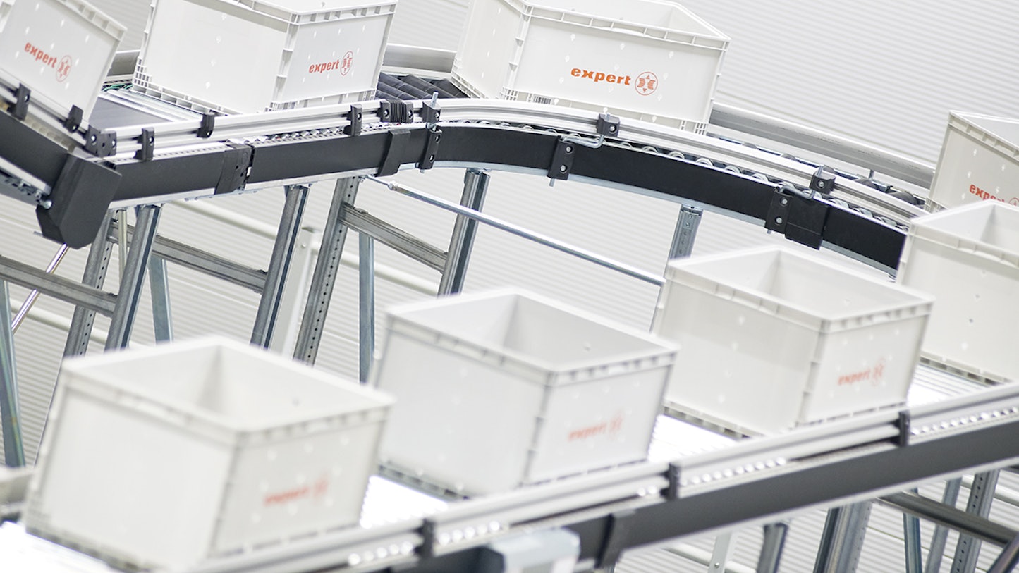 Systembehälter XL Motion im Einsatz auf einer Rollenbahn