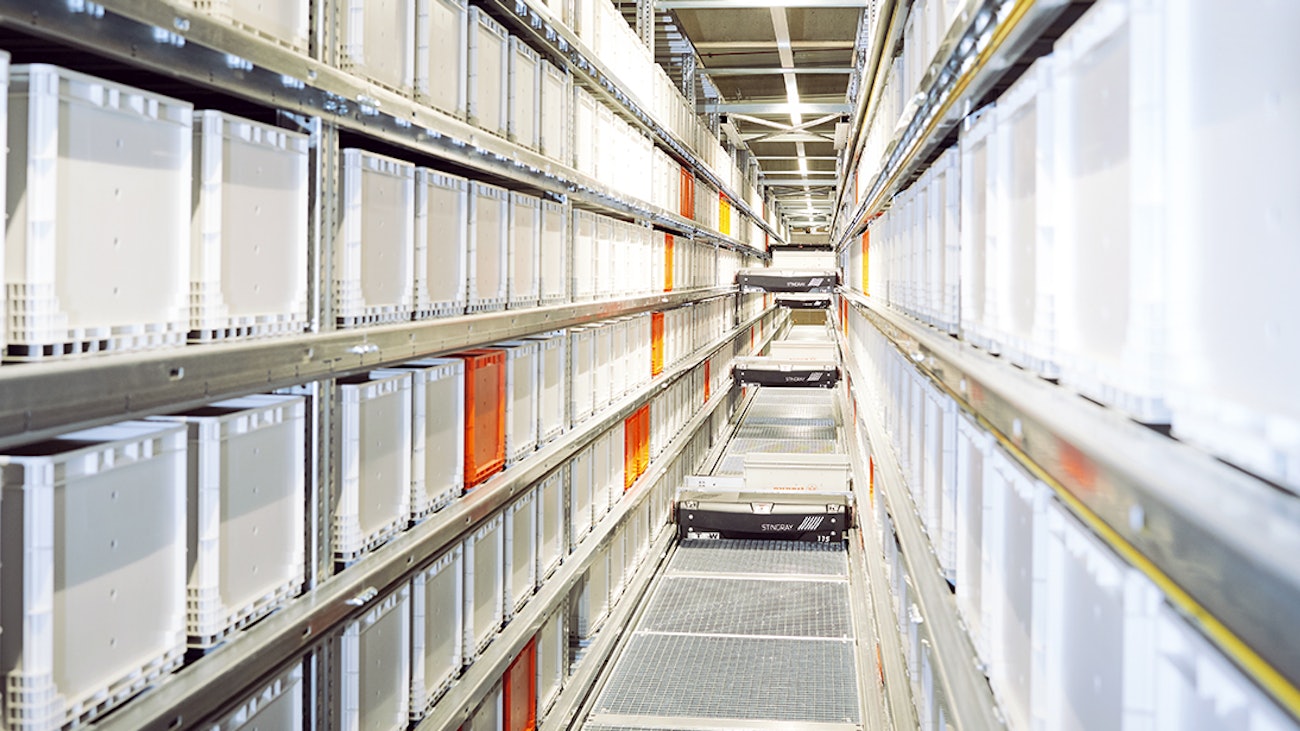 Systembehälter XL Motion im Einsatz in einem automatisierten Lager