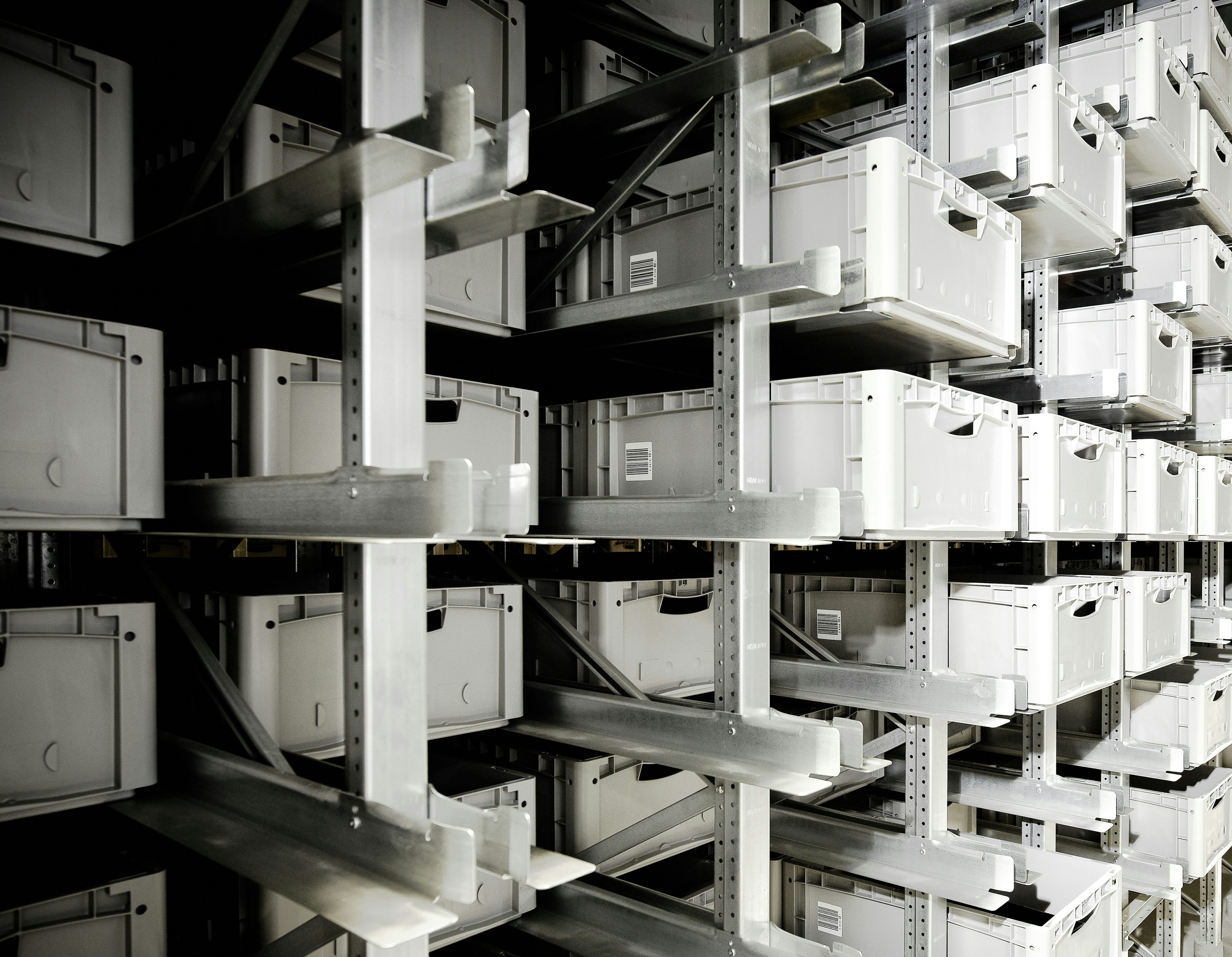 Automatisiertes Regal mit Eurostapelbehälter XL