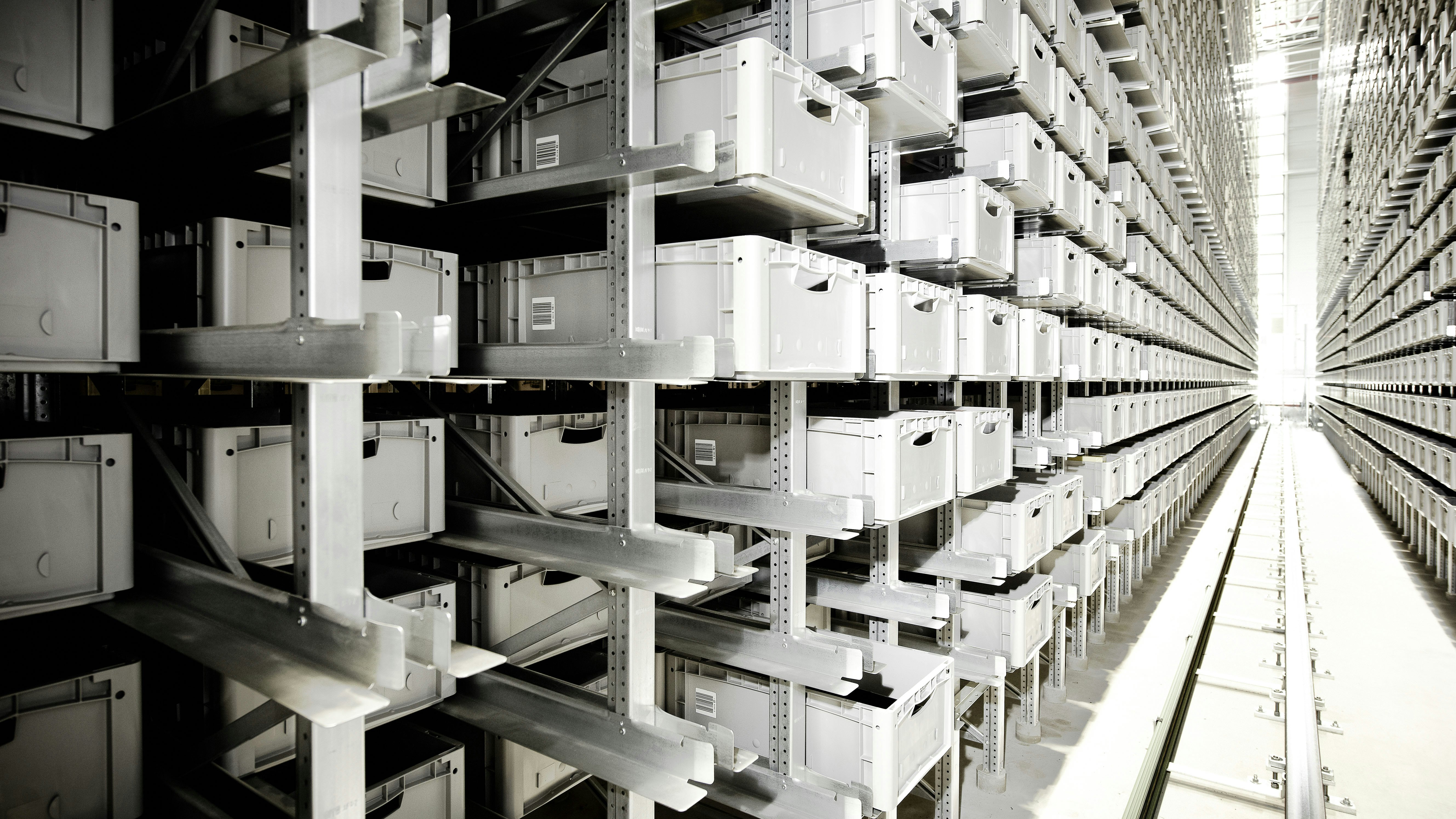 Automatisiertes Regal mit Eurostapelbehälter XL