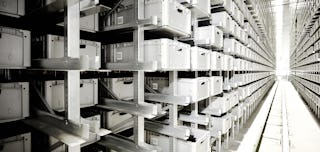 Automatisiertes Regal mit Eurostapelbehälter XL