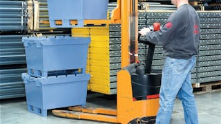 Arbeiter stapelt Mehrwegbehälter MB mit Kufen