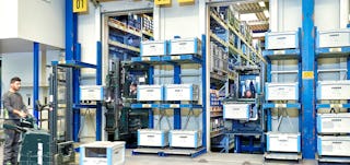 Arbeiter lagert Schwerlastbehälter SL mit Kufen ein