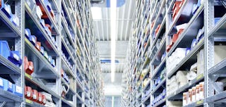 Kleinteilebehälter die in einem Fachbodenregal stehen