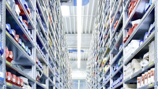 Kleinteilebehälter die in einem Fachbodenregal stehen