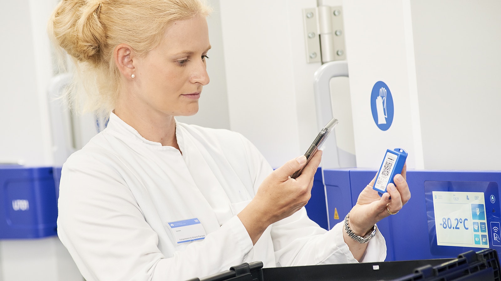 Eine Frau bei der Kontrolle des Inhaltes eines Pharma MB Behälters