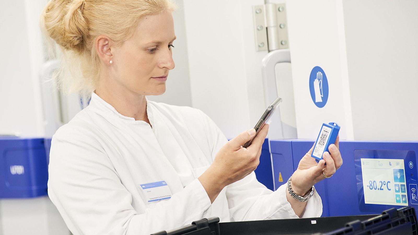 Eine Frau bei der Kontrolle des Inhaltes eines Pharma MB Behälters