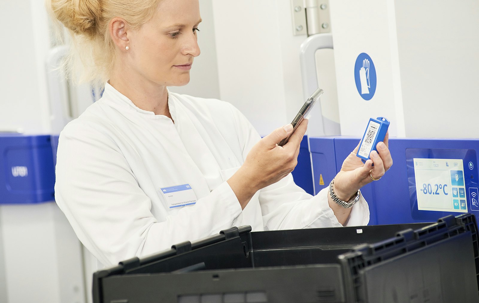 Eine Frau bei der Kontrolle des Inhaltes eines Pharma MB Behälters