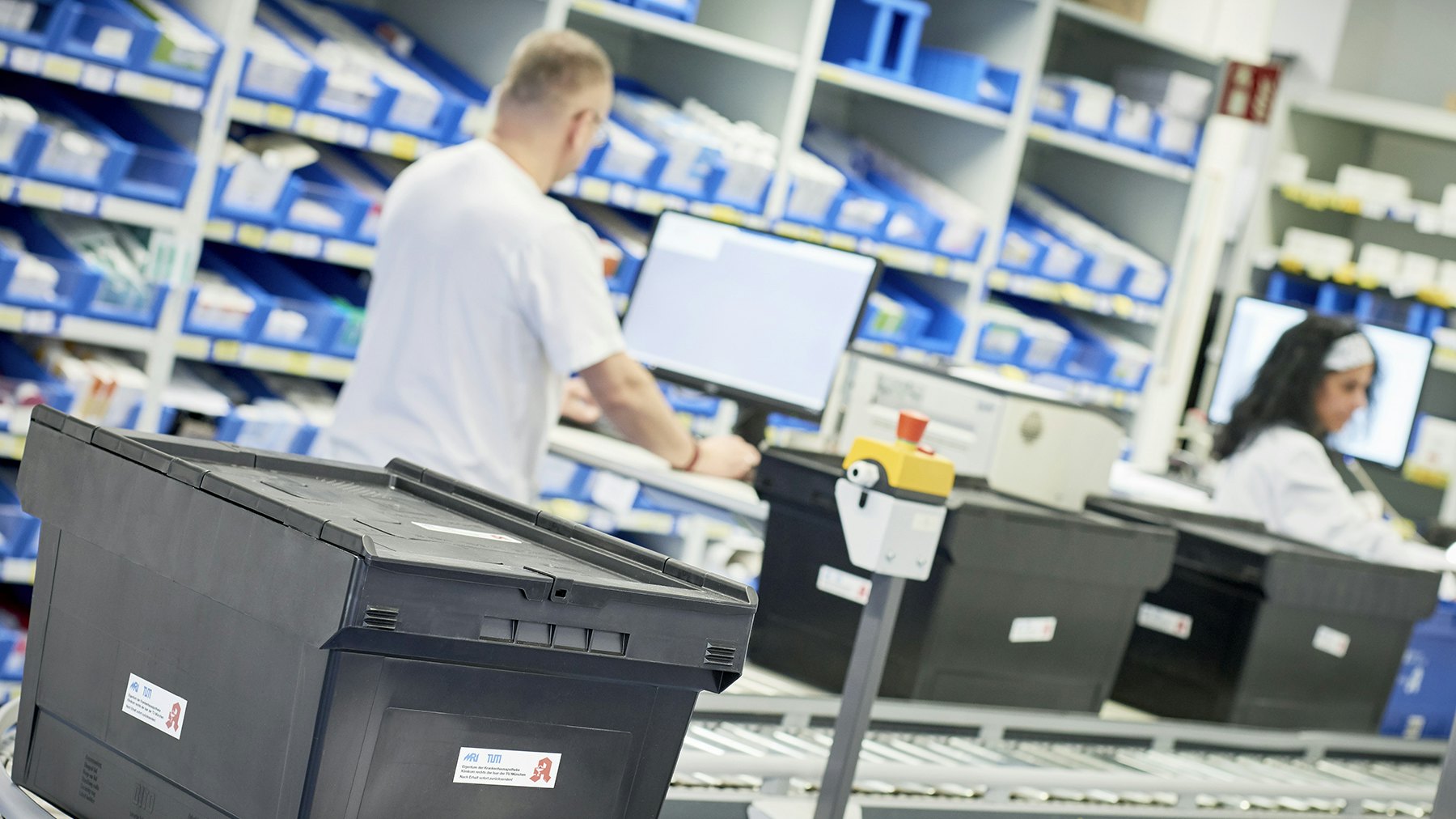 Pharmabox MB auf einer Rollenbahn