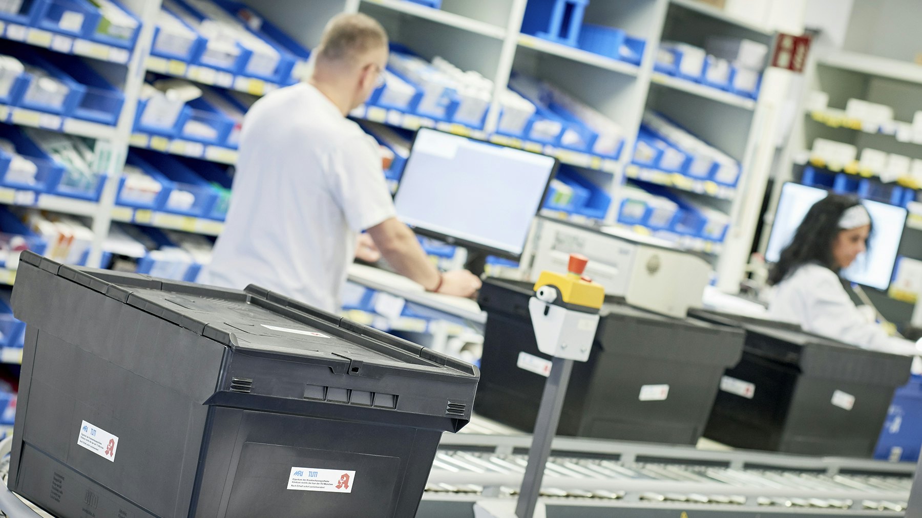 Pharmabox MB auf einer Rollenbahn