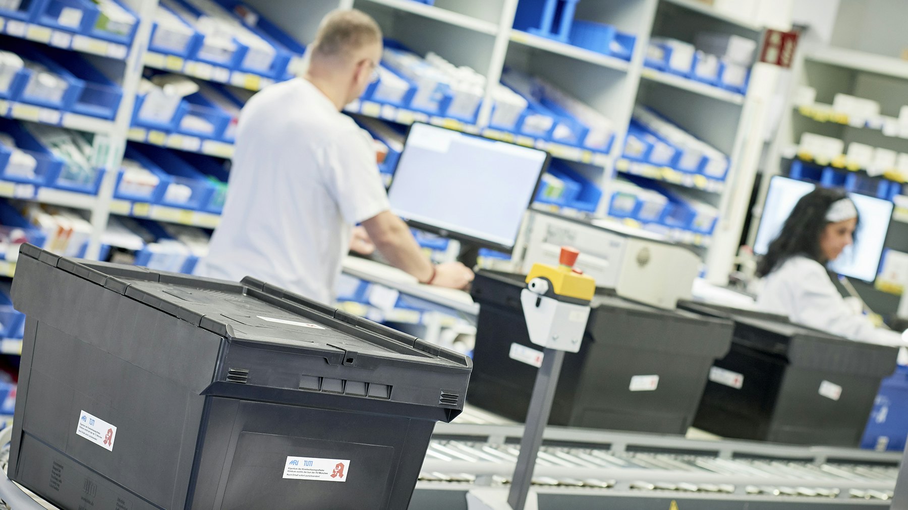 Pharmabox MB auf einer Rollenbahn