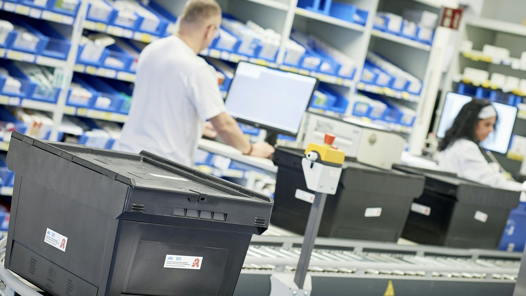 Pharmabox MB auf einer Rollenbahn