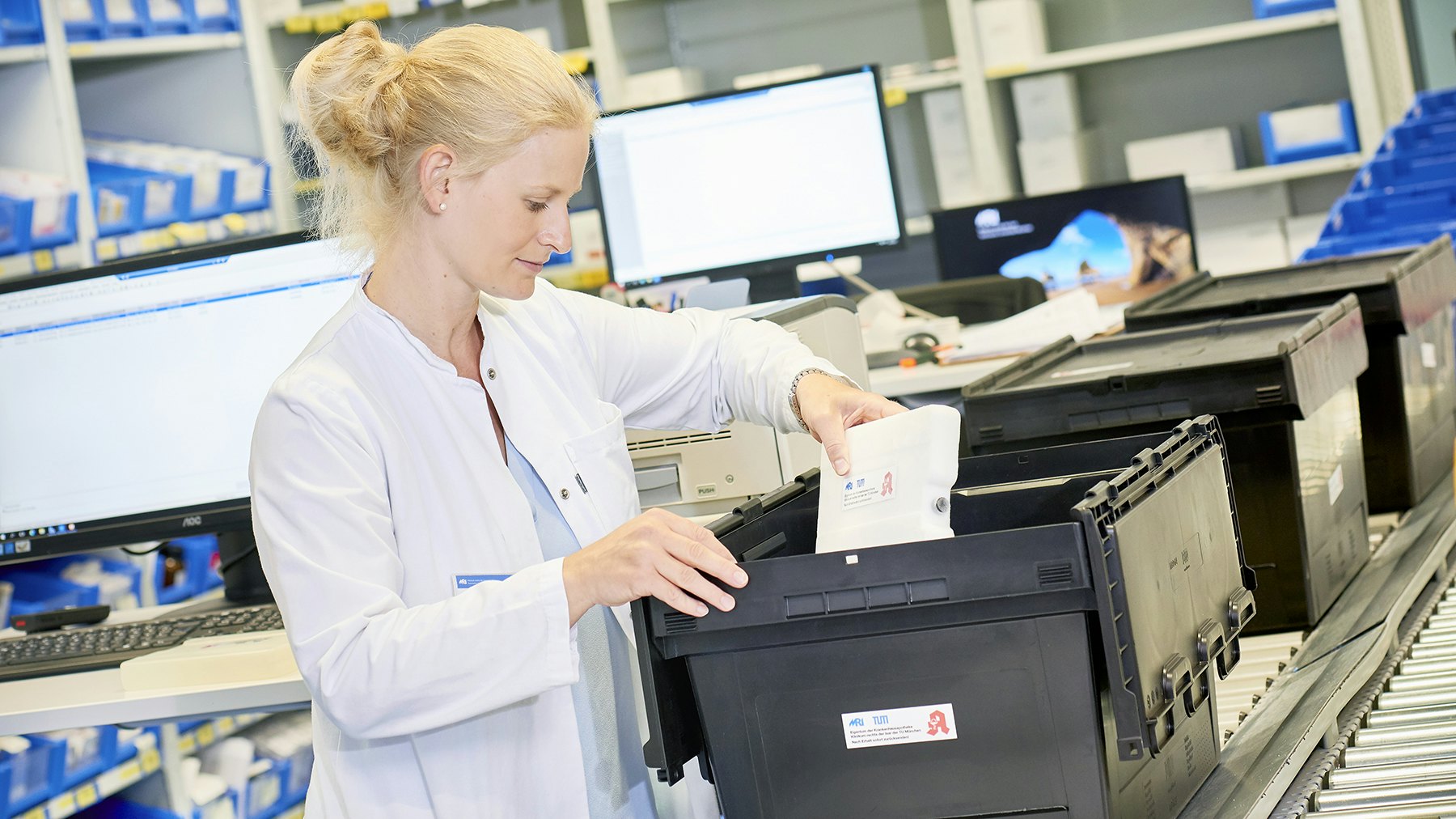 Eine Frau legt eine Kühlakku in ein Pharmabox MB