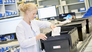 Eine Frau legt eine Kühlakku in ein Pharmabox MB