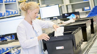 Eine Frau legt eine Kühlakku in ein Pharmabox MB