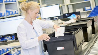 Eine Frau legt eine Kühlakku in ein Pharmabox MB