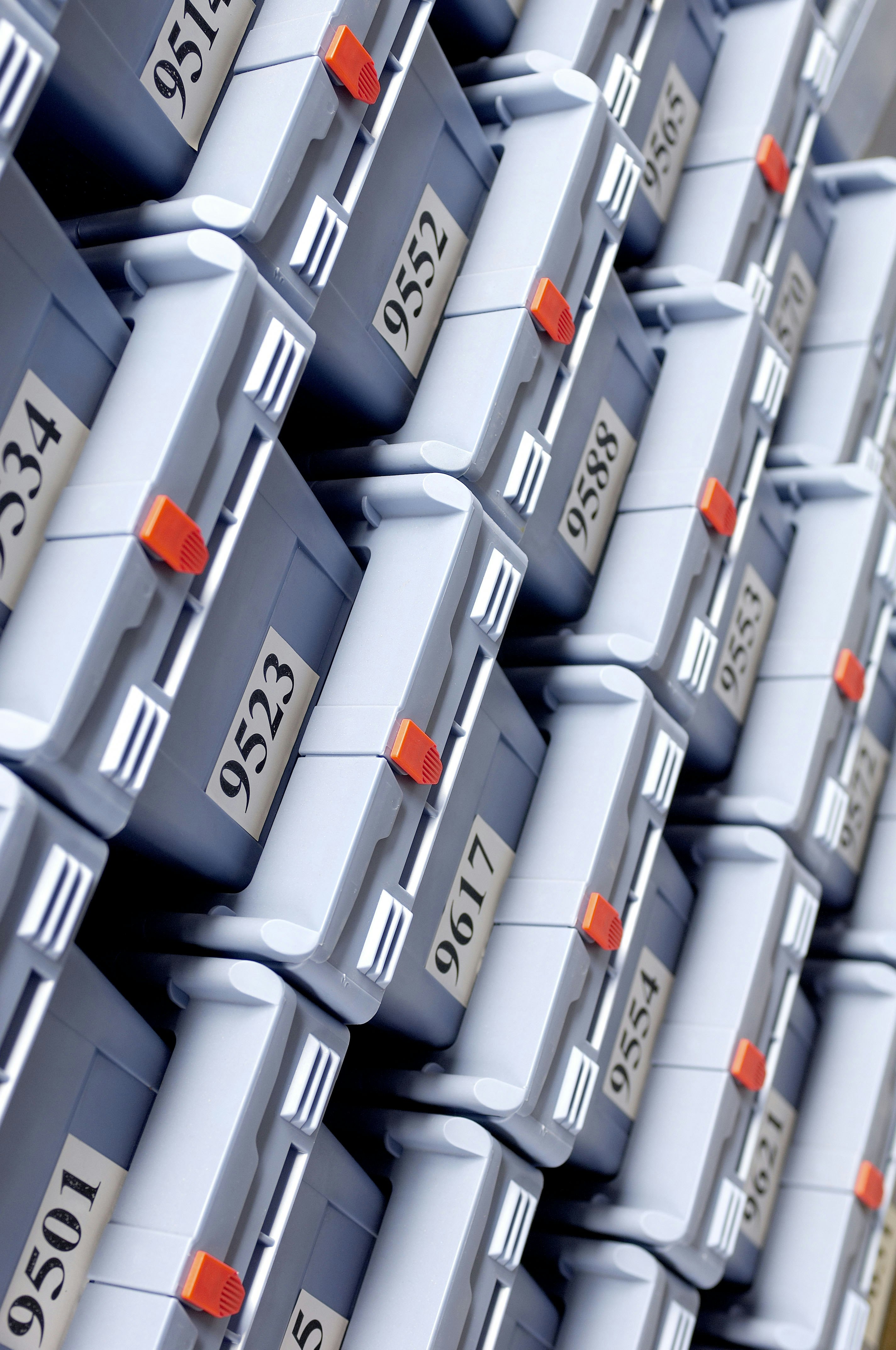 Gestapelte Mehrwegbehälter MB mit Plombe