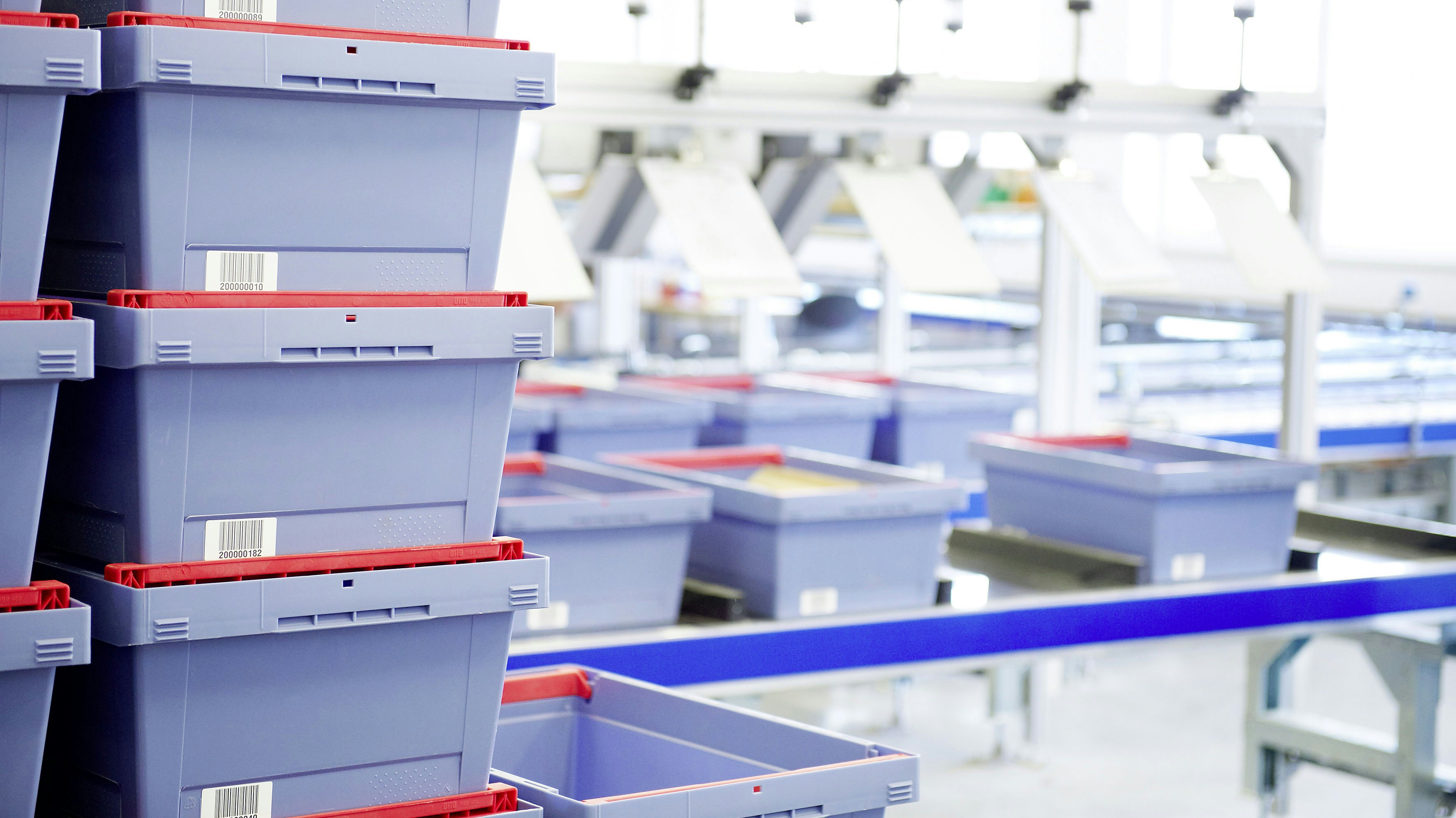 Gestapelte Mehrwegbehälter MB mit Stapelbügel