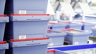 Gestapelte Mehrwegbehälter MB mit Stapelbügel