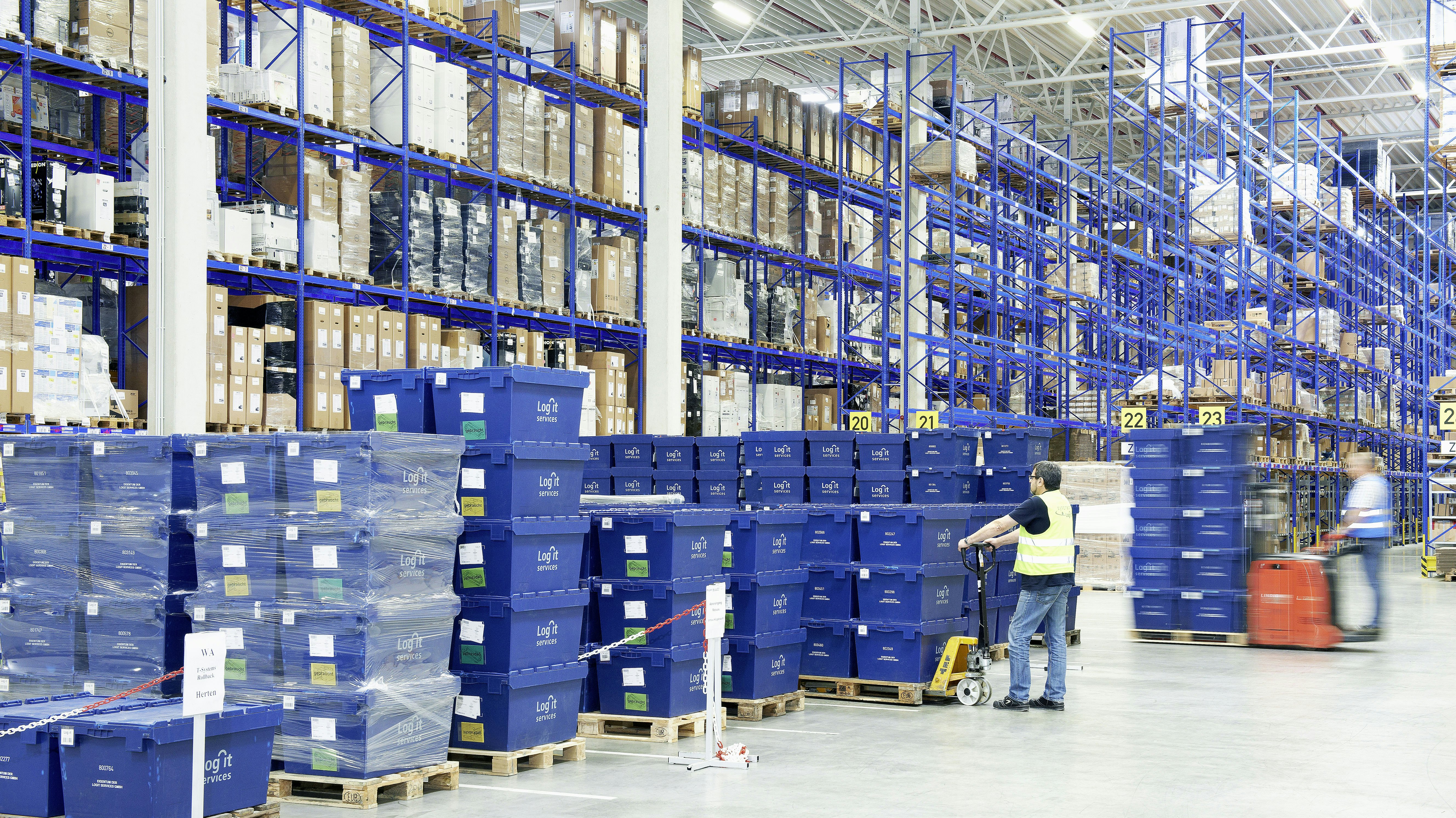 Gestapelte Mehrwegbehälter MB vor Palettenregal