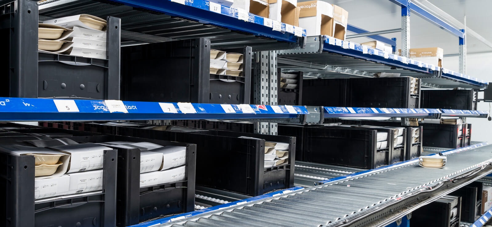 La soluzione intelligente BITO ha contribuito ad aumentare la produttività Ein BITO Regal mit BITO Behältern, die randvoll sind. Davor befindet sich eine BITO Rollleiste.