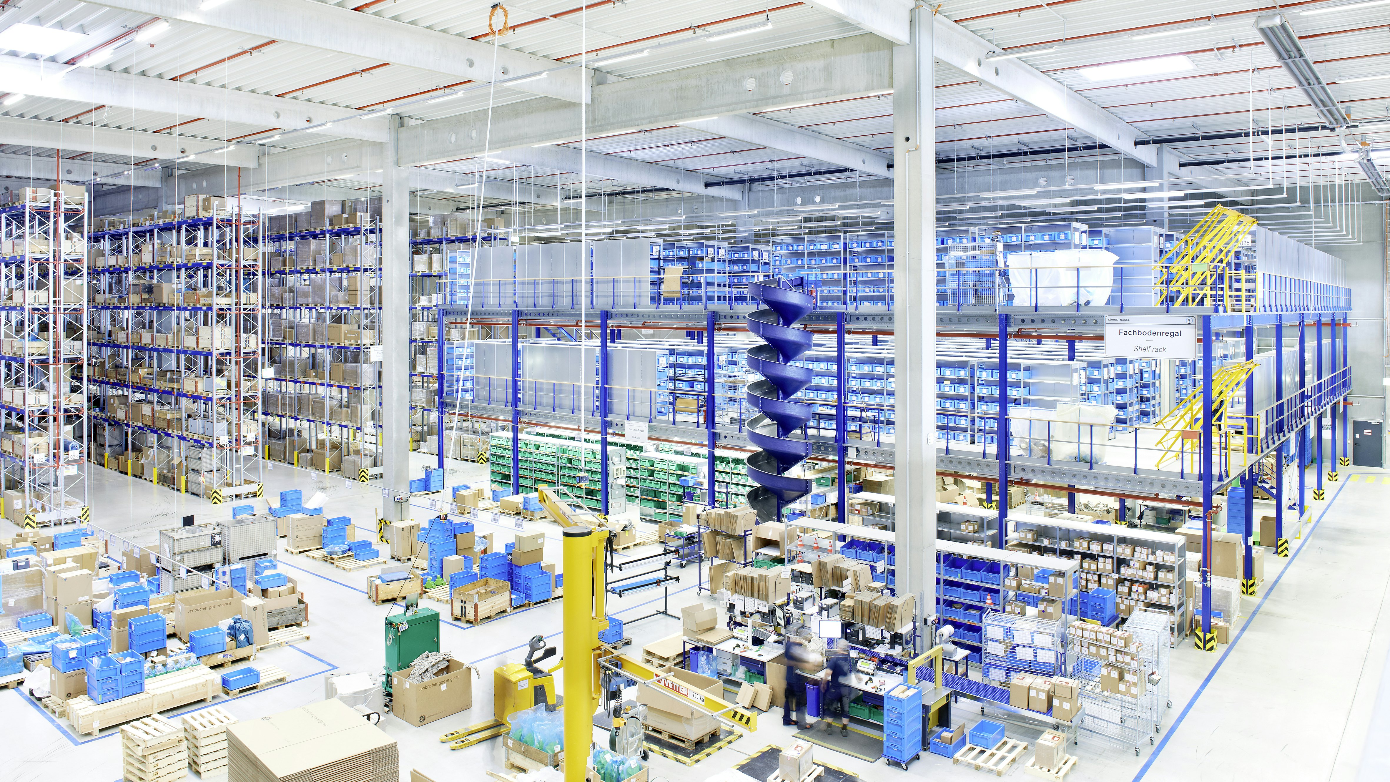 Große Lagerhalle mit Fachbodenregalen und Palettenregalen