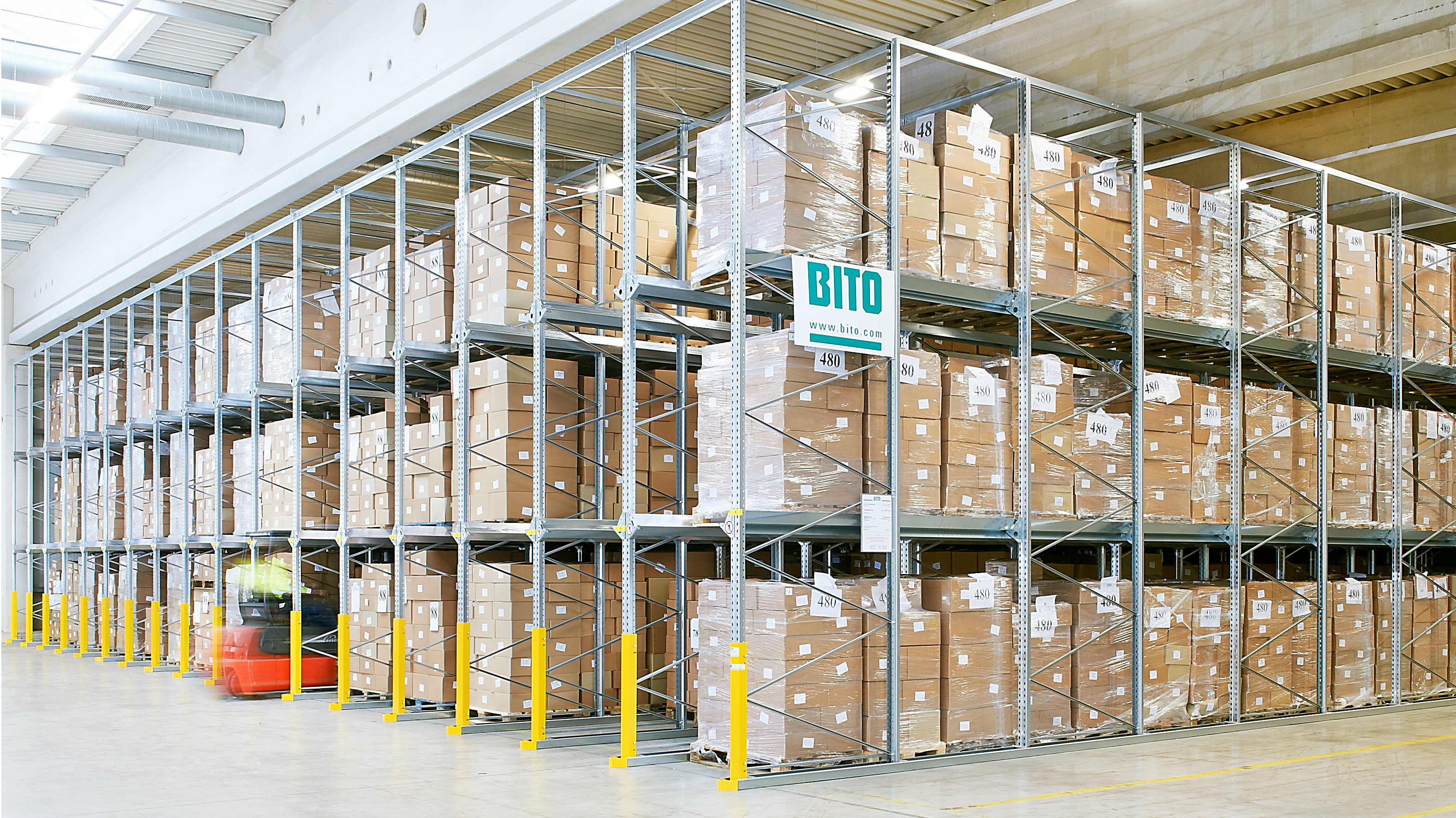 Estanterías compactas tipo «drive-in» de BITO Ein Flurförderzeug fährt in ein Einfahrregal von BITO