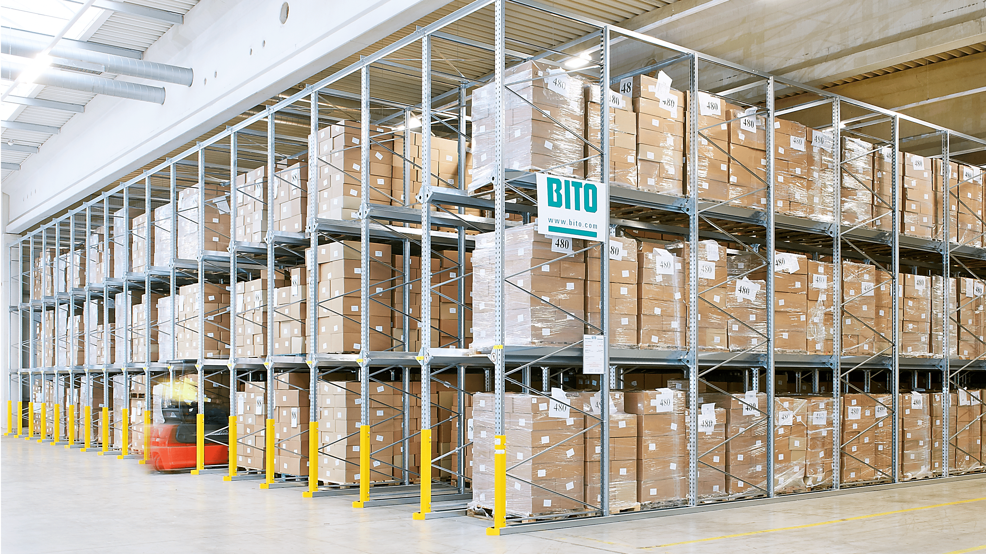BITO Djuplagring Ein Flurförderzeug fährt in ein Einfahrregal von BITO