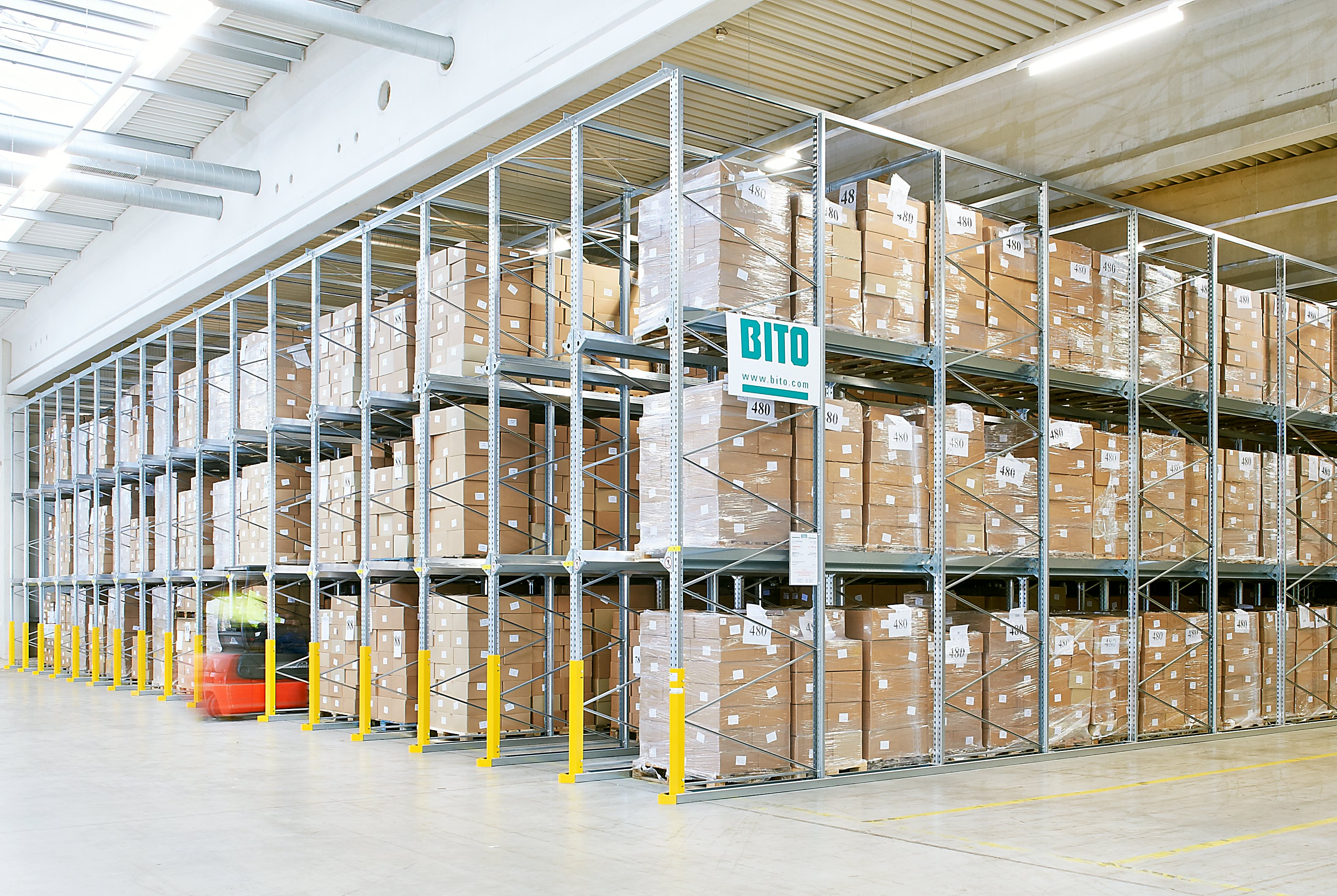 Ein Flurförderzeug fährt in ein Einfahrregal von BITO