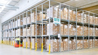 Ein Flurförderzeug fährt in ein Einfahrregal von BITO