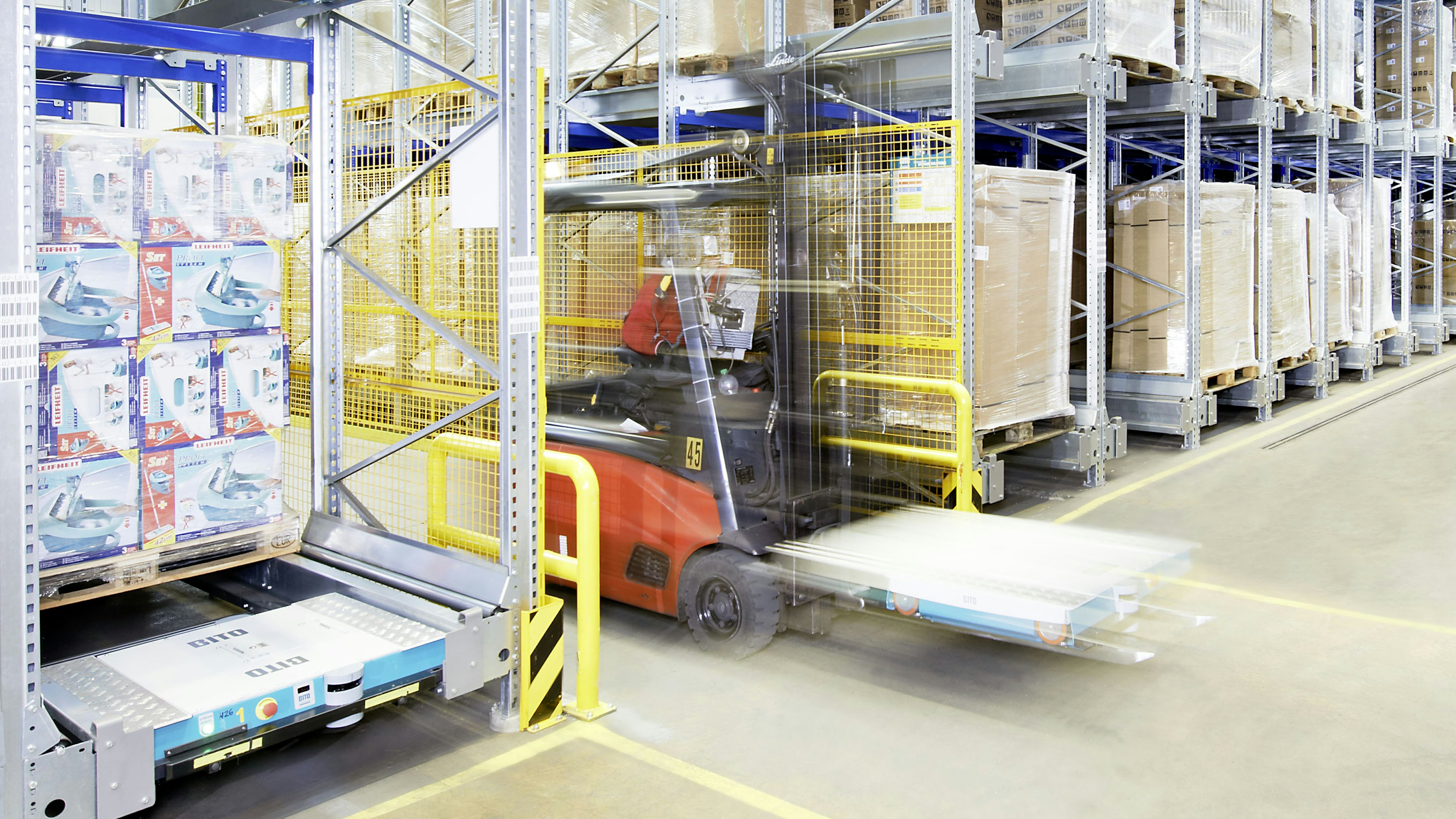 Arbeiten in einem Palettenregal