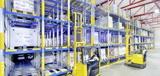 Zwei Mitarbeiter auf Flurförderzeugen die Paletten aus einem Palettendurchlaufregal entnehmen.