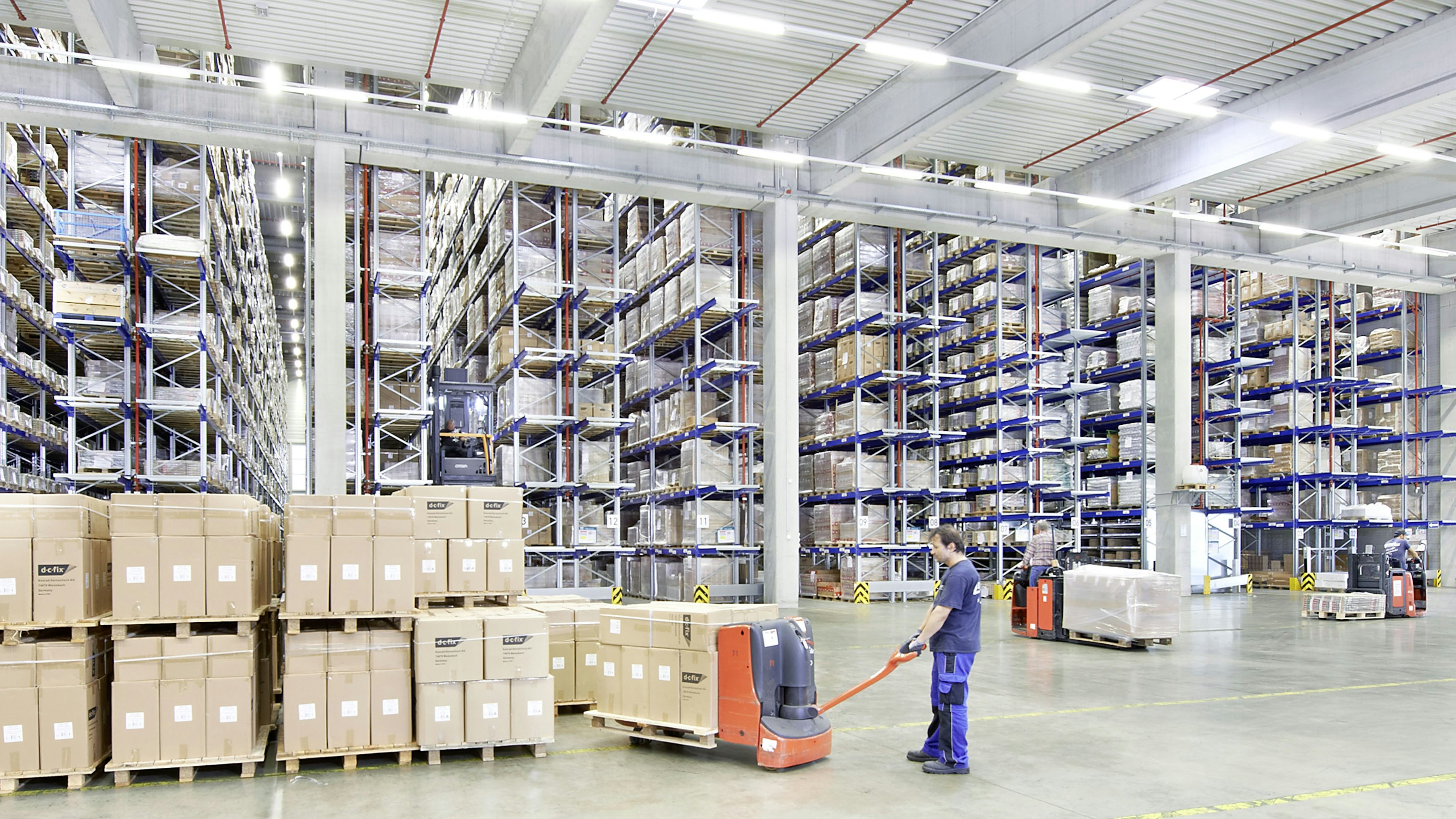 Arbeiten in einer Palettenlagerung. Palettenregal