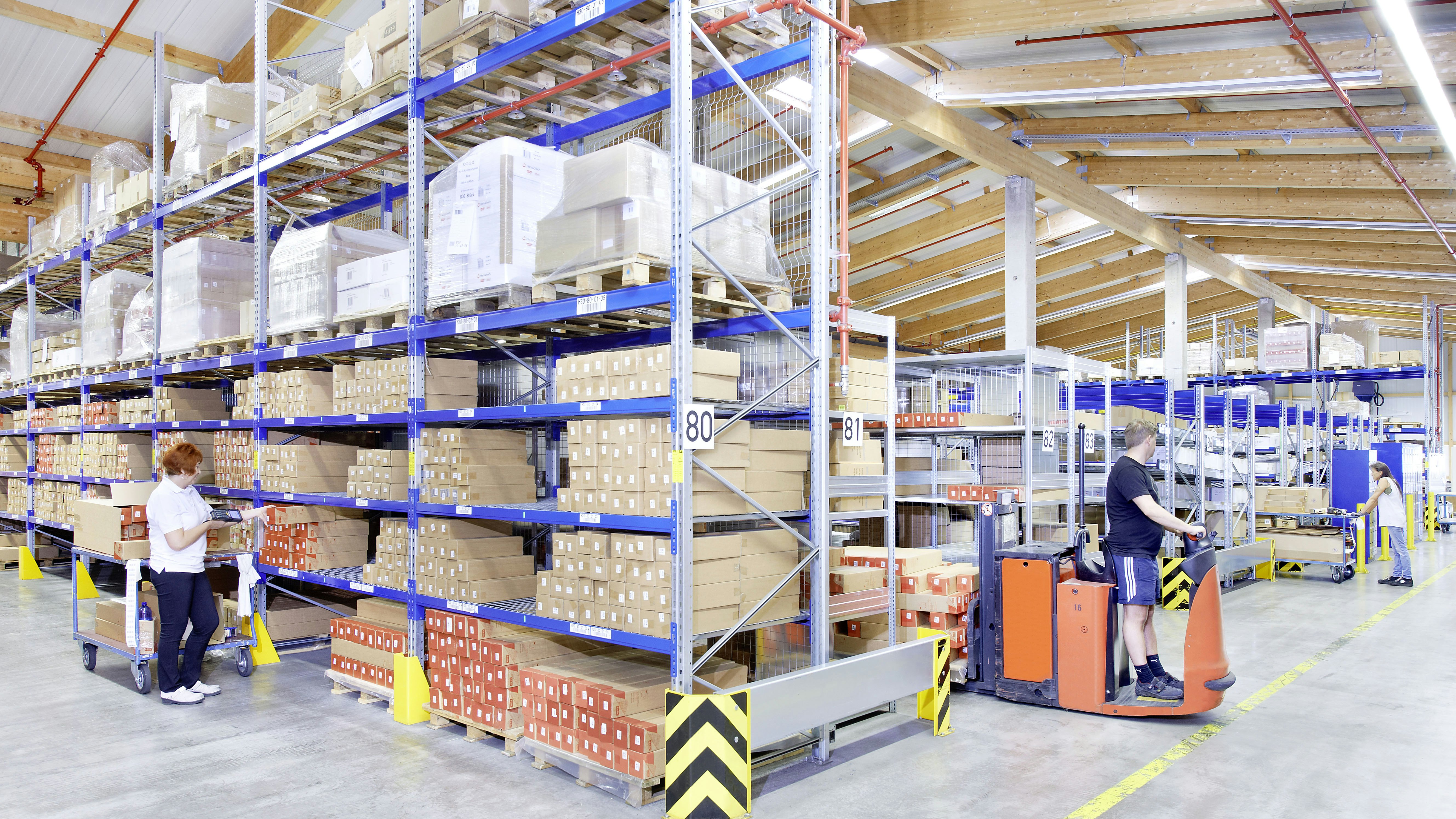 Arbeiten in einem Palettenregal