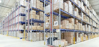 Eine Halle mit einem großen Palettenregal