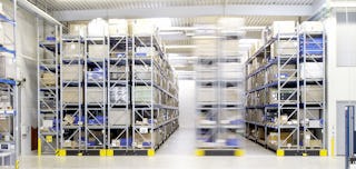 Ein beladenes, verfahrbares Palettenregal in Bewegung