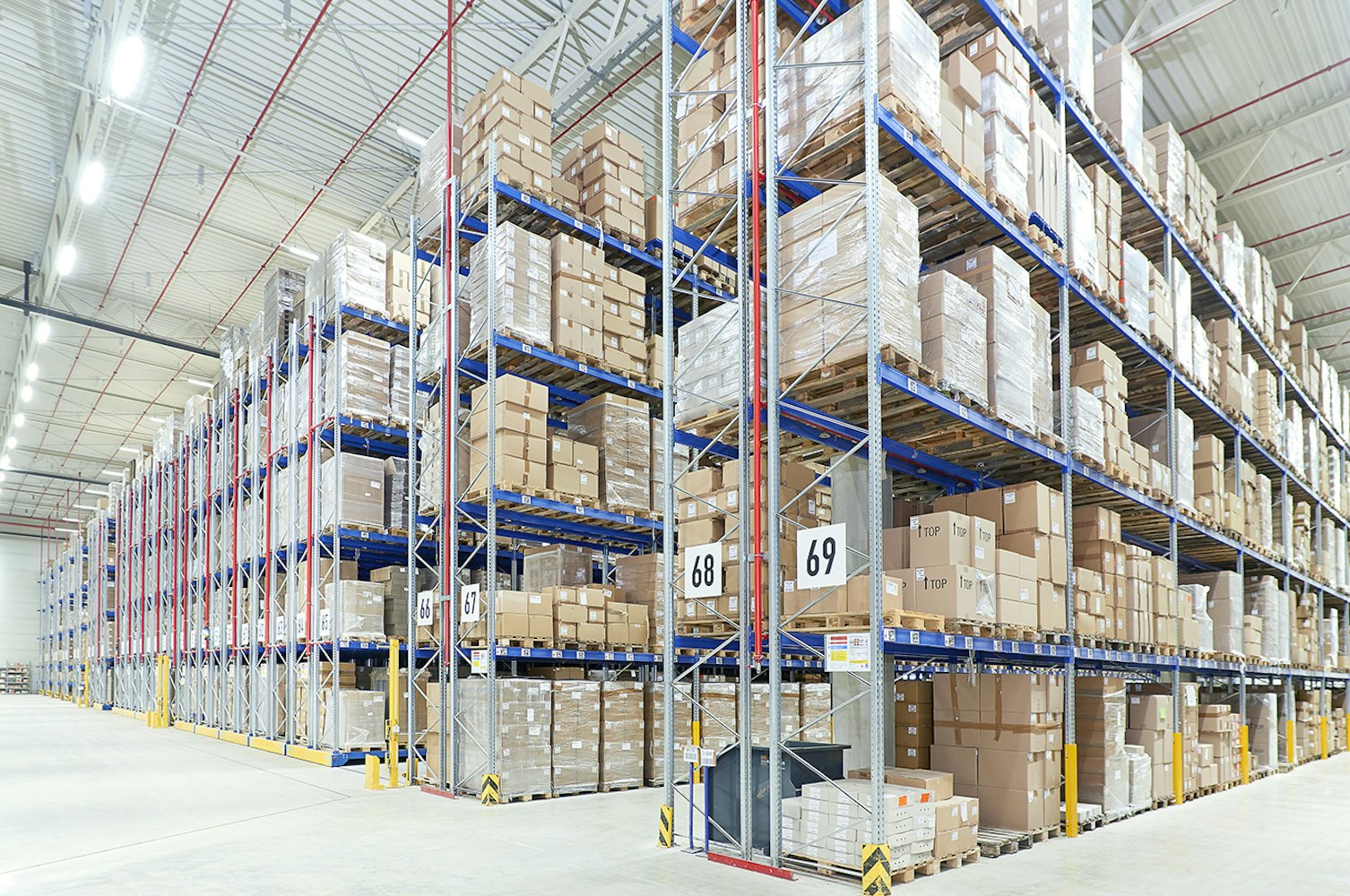 Beladenes verschieberegal