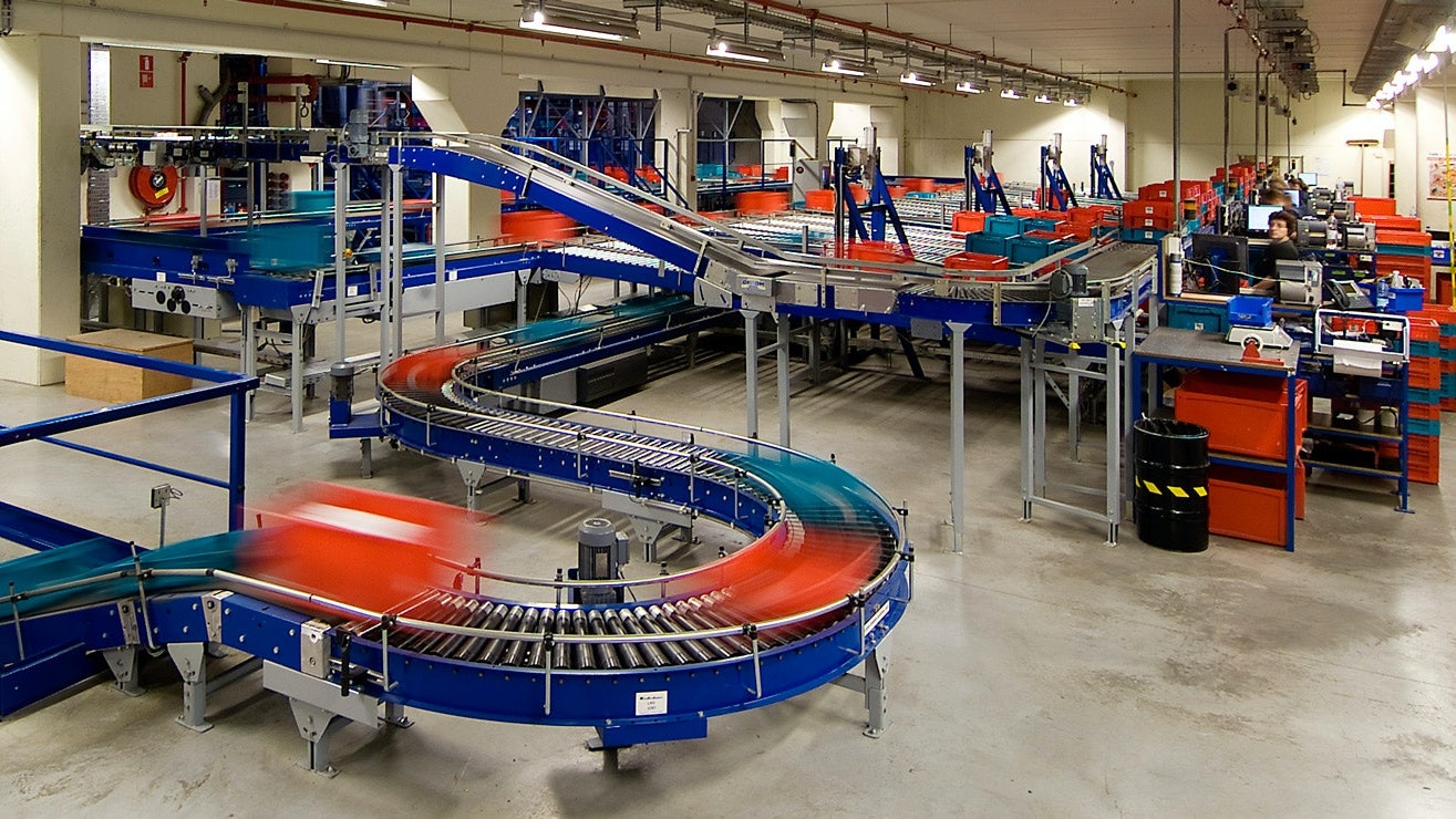 Stückgutlagerung. Behälter auf einer Rollenbahn