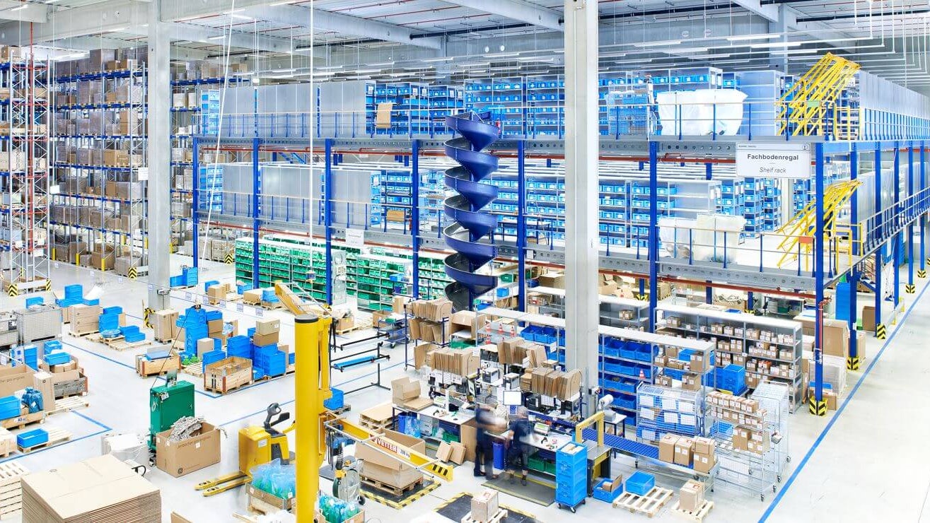 Große Lagerhalle mit Palettenlager und Lagerbühne