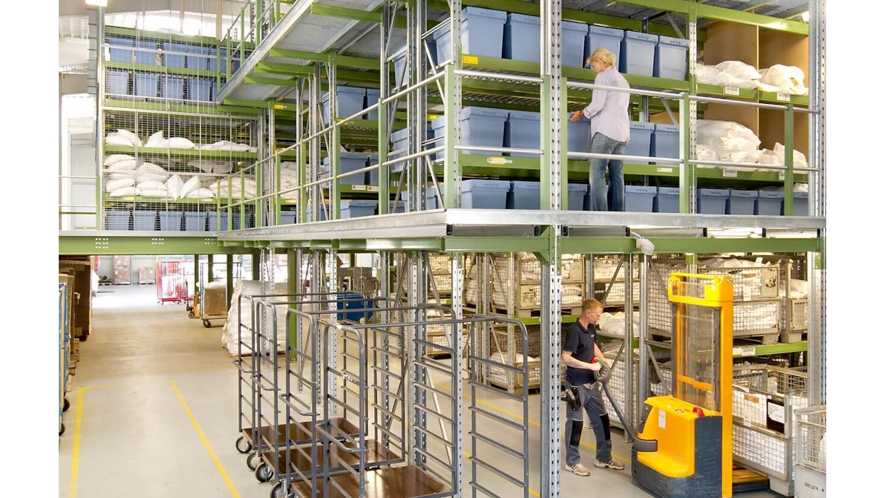 Mitarbeiter bei der Arbeit auf und unter einer Lagerbühne