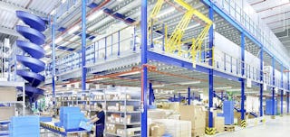 Lagerbühne mit Fachbodenregal