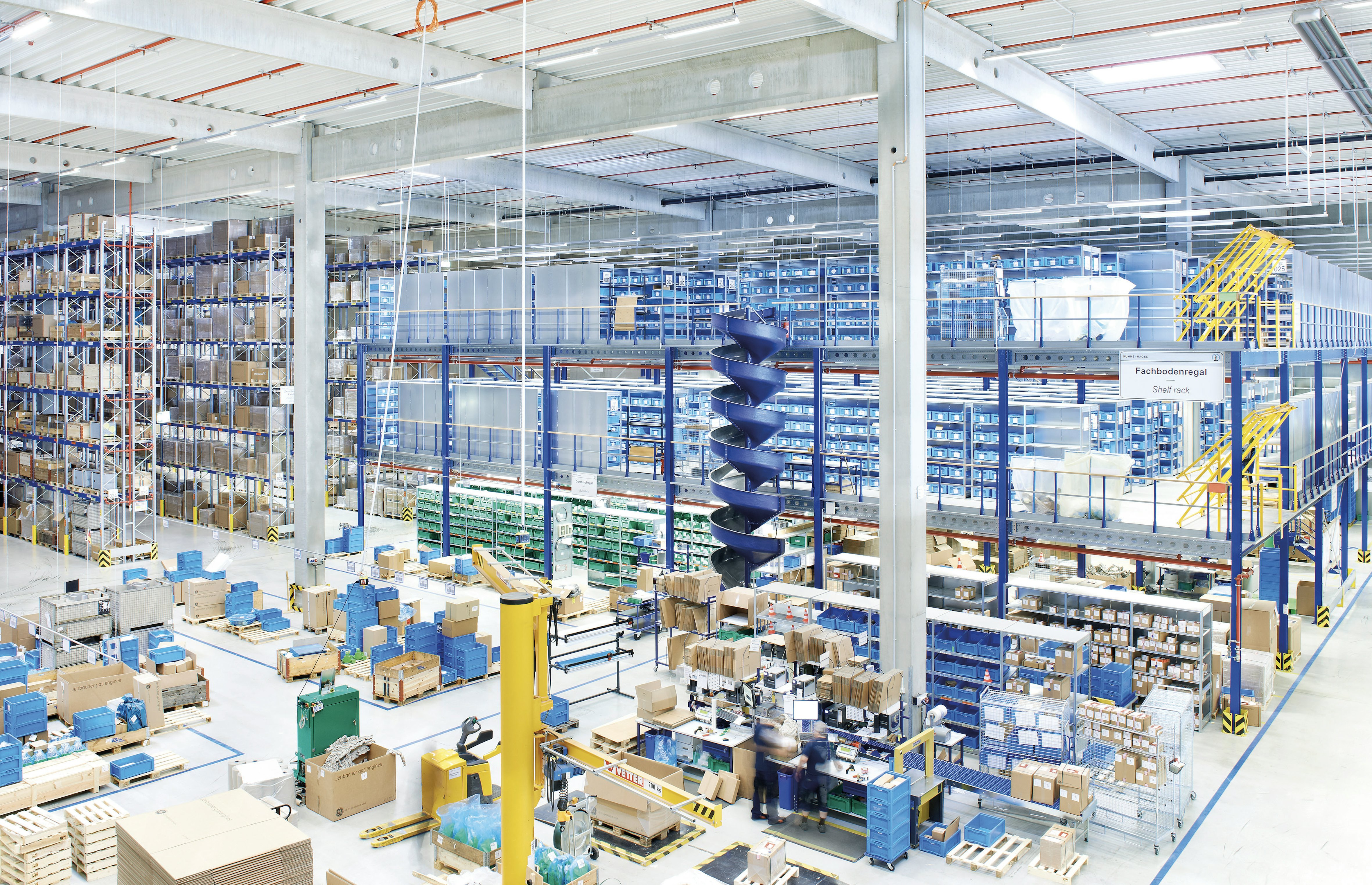 BITO Multi-tier installations Große Lagerhalle mit Palettenlager und Lagerbühne