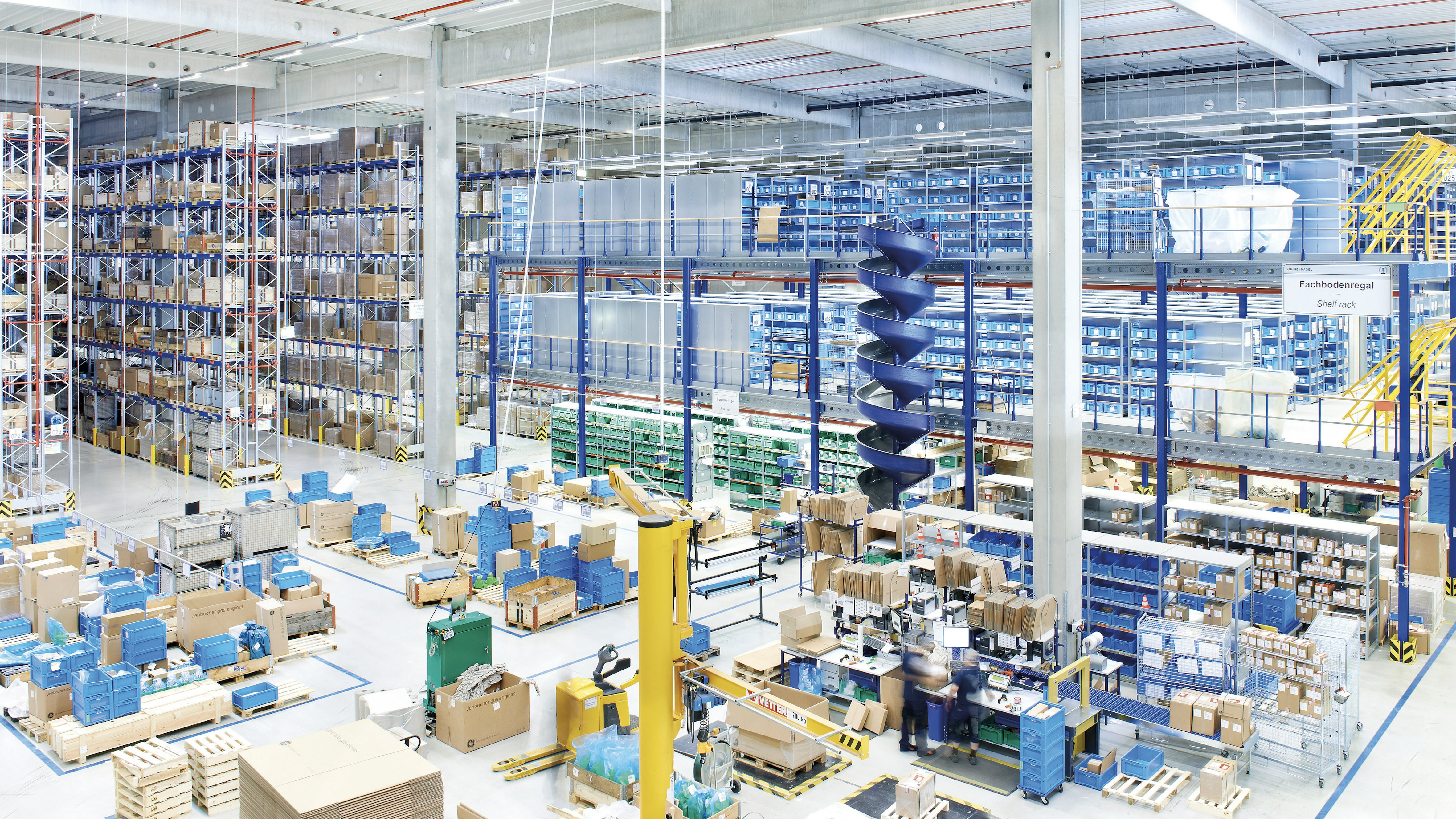 Große Lagerhalle mit Palettenlager und Lagerbühne